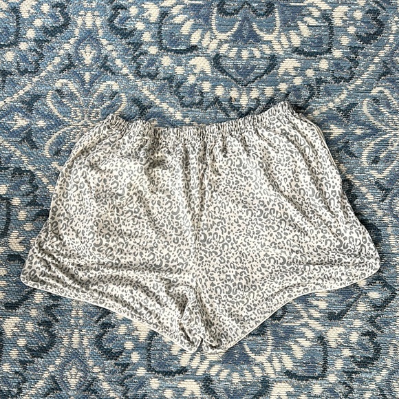 Tommy John Gray Leopard Print Shorts - NWOT - Picture 3 of 3